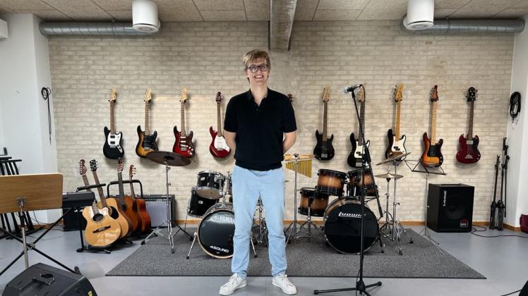 Kasper Middelfart foran guitarer