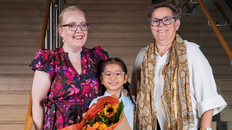 Billede af Lora ved siden af sin underviser Christine Pryn og borgmester Ann Sofie Orth