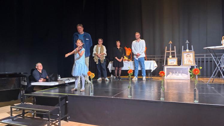 Lora spillede violin til Frivilligfesten
