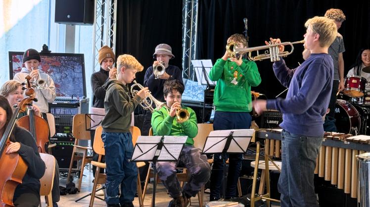 Trompetisterne fra Skovlyskolens 6. årgang spiller til generalprøve