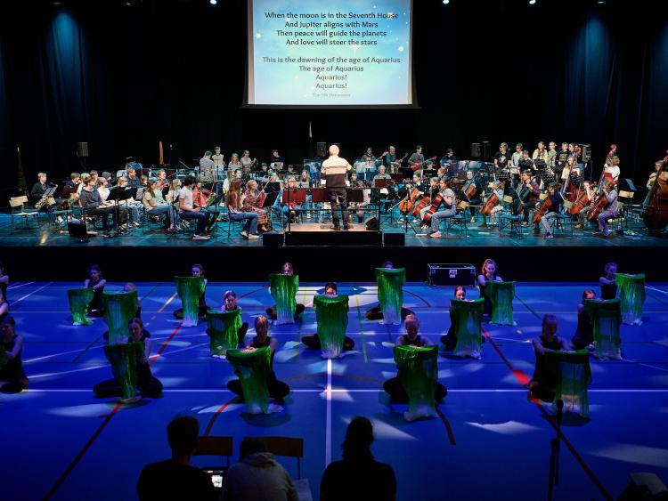 Billede af orkester og dansere til temaprojektet Big Bang i 2022