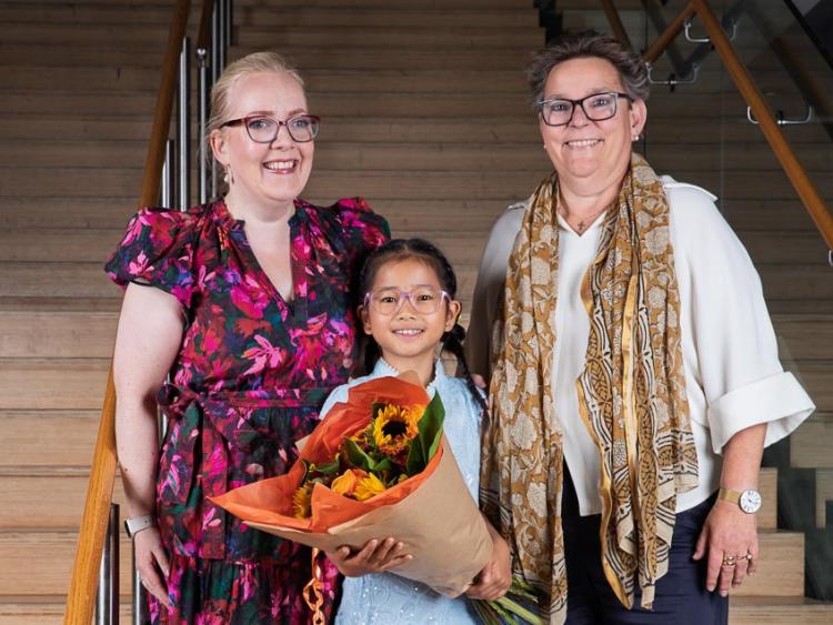 Billede af Lora ved siden af sin underviser Christine Pryn og borgmester Ann Sofie Orth