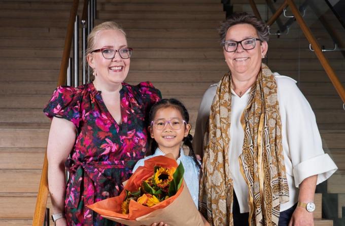 Billede af Lora ved siden af sin underviser Christine Pryn og borgmester Ann Sofie Orth
