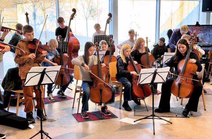 Elever spiller på Cello, bratsch og kontrabas