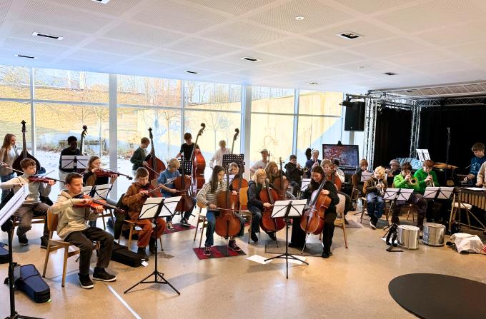 Hele orkestret med elever fra Skovlyskolens 6. årgang