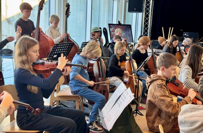 skoleelever fra 6. årgang spiller på bratsch, cello, kontrabas og trompet