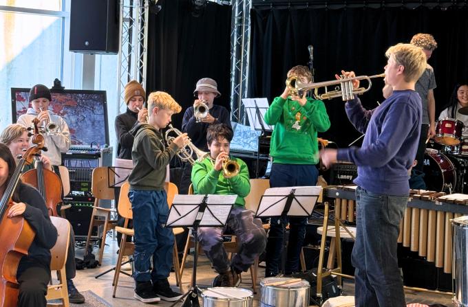 Trompetisterne fra Skovlyskolens 6. årgang spiller til generalprøve