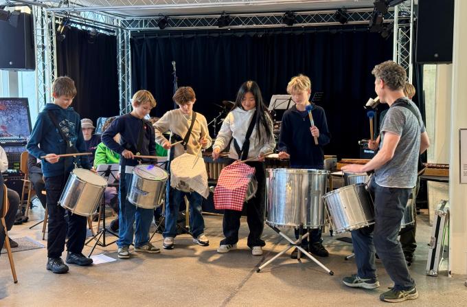 Skovlyskolens 6. årgang spiller slagtøj